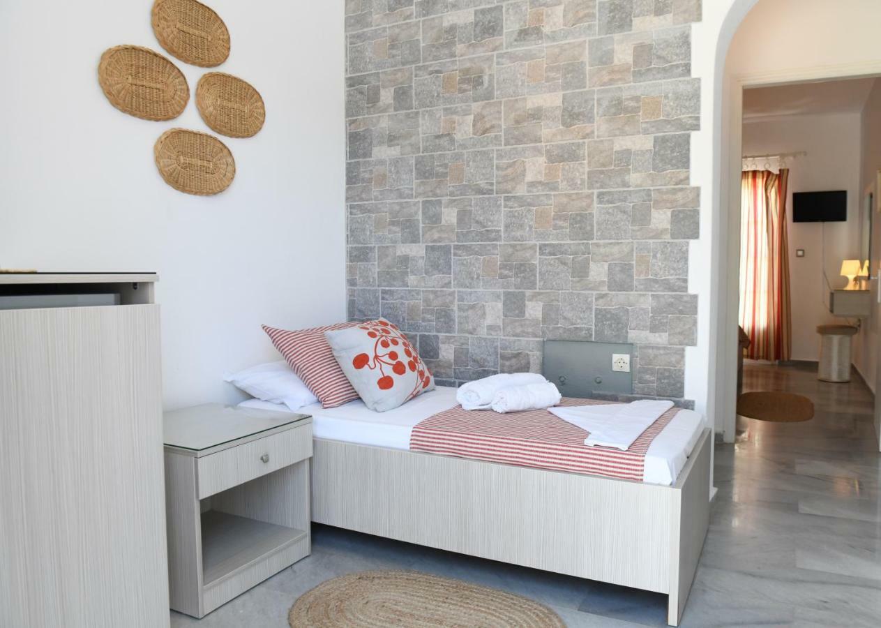 Dryades Family Hotel Drios Bagian luar foto