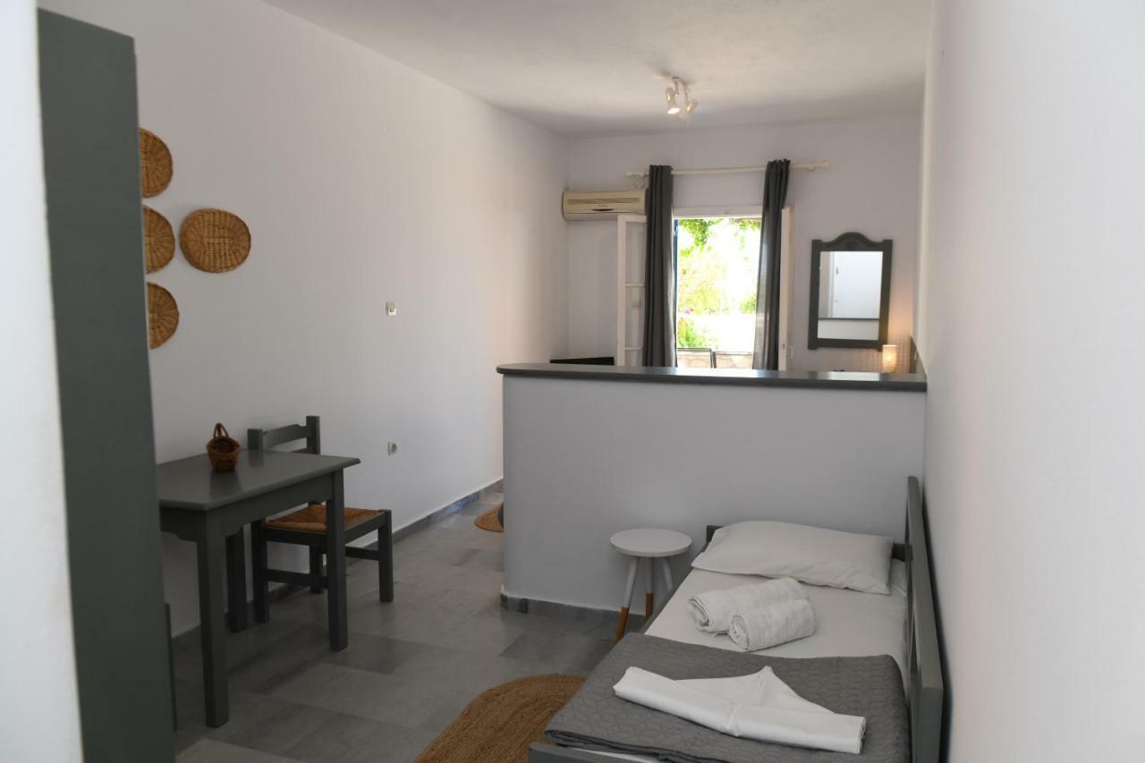 Dryades Family Hotel Drios Bagian luar foto