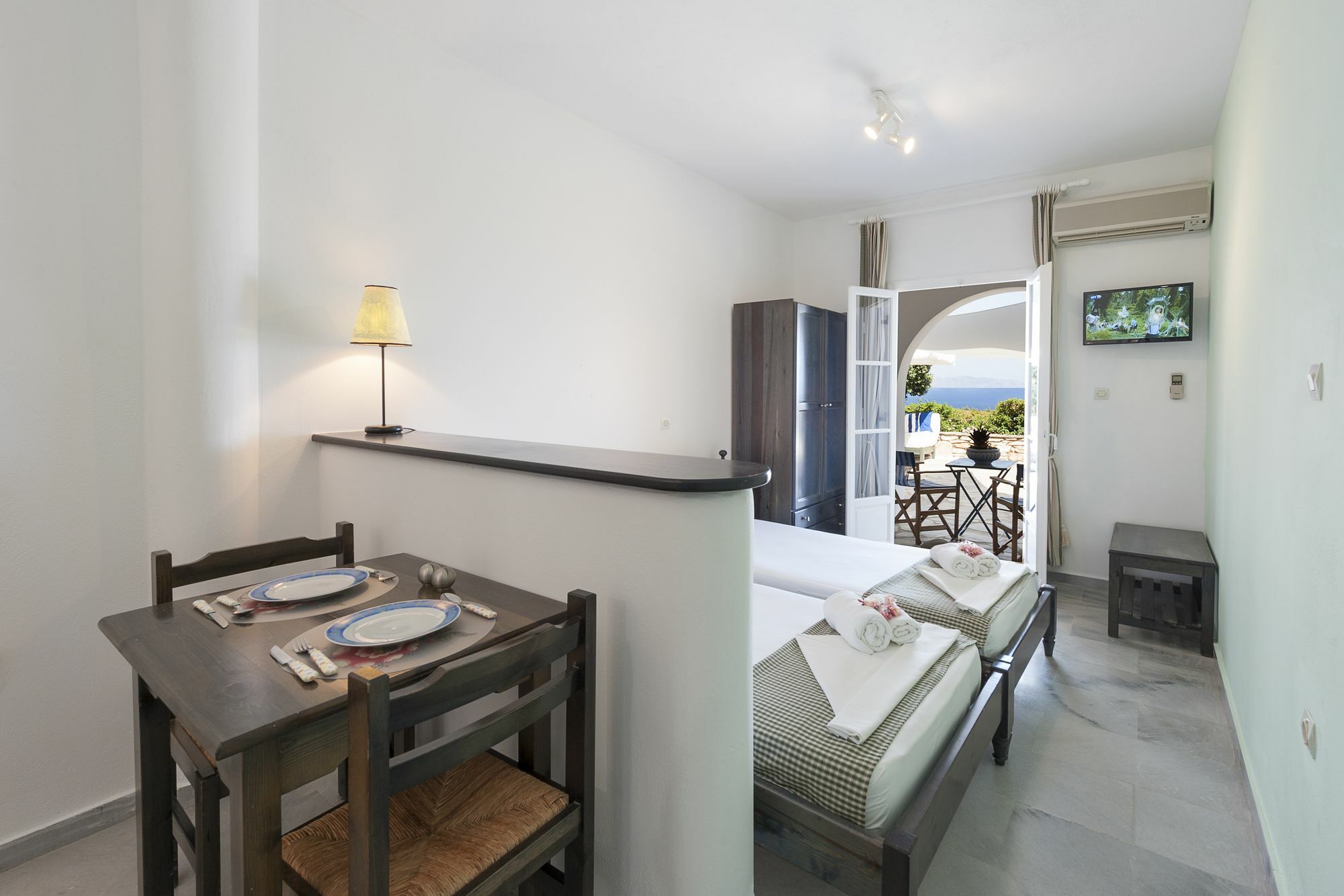 Dryades Family Hotel Drios Bagian luar foto